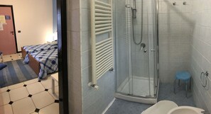 Habitación básica, varias camas, patio | Baño