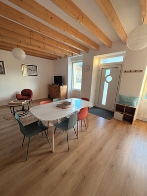 Dining - Maison située dans la station balnéaire de BINIC, à proximité des plages. (Binic-Étables-sur-Mer)