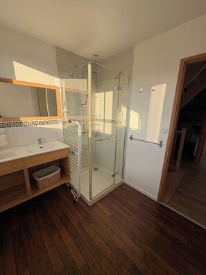 Shower, hair dryer, towels - Maison située dans la station balnéaire de BINIC, à proximité des plages. (Binic-Étables-sur-Mer)