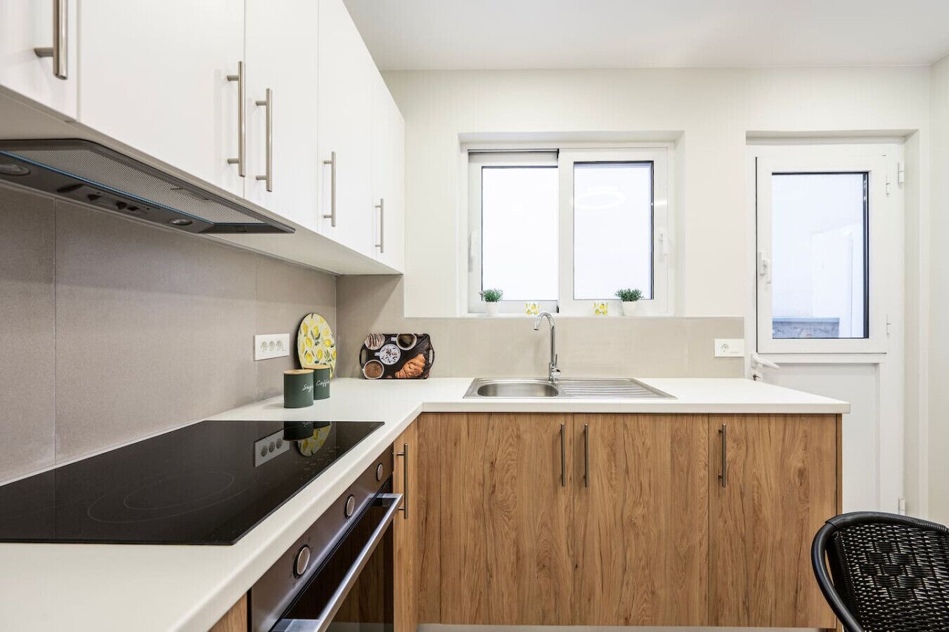 Fridge, oven, stovetop, coffee/tea maker