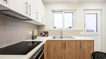 Fridge, oven, stovetop, coffee/tea maker