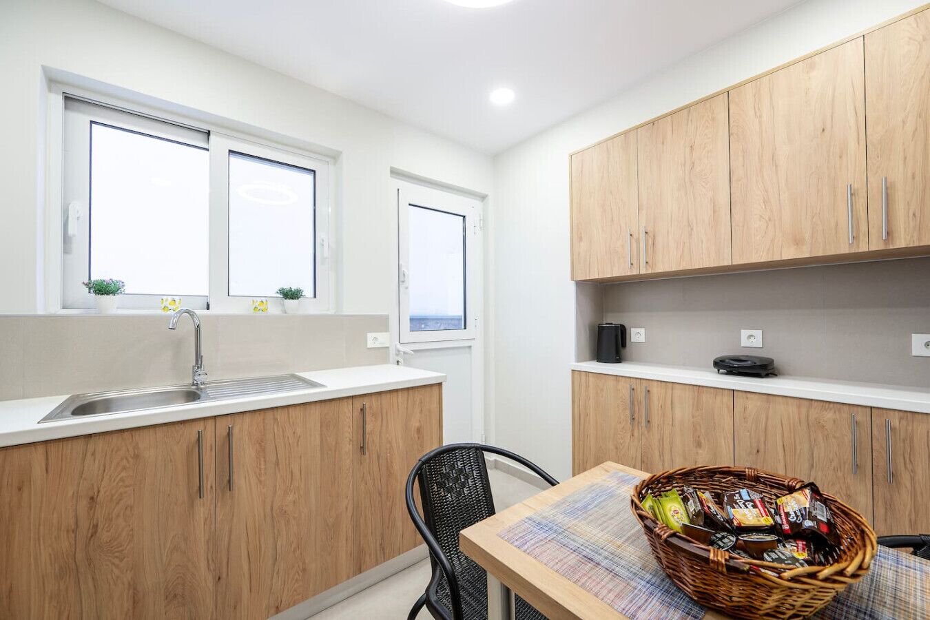 Fridge, oven, stovetop, coffee/tea maker