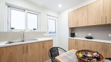 Fridge, oven, stovetop, coffee/tea maker