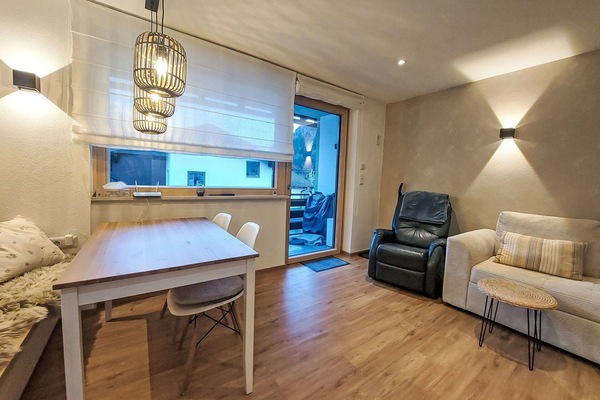 Möbel, Interior Design, Flooring, Fussboden, Wand, Couch, Zimmer, Holz, Decke, Beleuchtung
