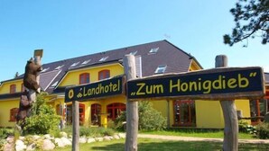 A building with a sign that reads 'Zum Honigdieb' and another sign for 'Landhotel'. - Landhotel zum Honigdieb (Ribnitz-Damgarten)