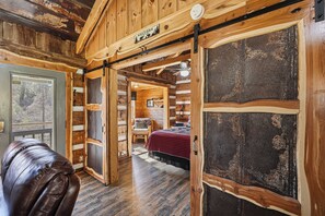 Room - A "Creekside Hideout" with Hot Tub (Cosby)