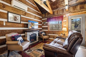 Living area - A "Creekside Hideout" with Hot Tub (Cosby)