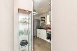 Microwave, oven, stovetop, dishwasher - Charming apartment in Kalsa (Palermo)