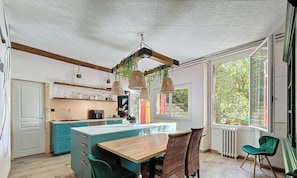 Fridge, stovetop, dishwasher, coffee/tea maker
