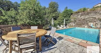 Magnifique villa avec une vue imprenable, piscine, Jacuzzi Ă 35min des plages.