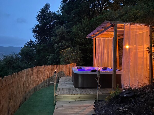 Outdoor spa tub