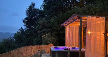 Magnifique villa avec une vue imprenable, piscine, Jacuzzi Ă 35min des plages.
