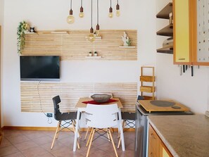 Dining - Lovely apartment for 4 people with pool, A/C, TV and balcony (Lazise)