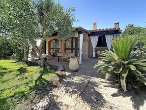 Outdoor dining - Beautiful private villa for 4 people with A/C and TV (Villasimius)