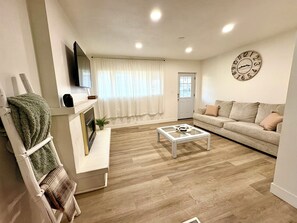 Living area - Modern Luxe Retreat-Downtown SLC home (Salt Lake City)