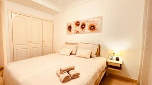 Apartament Comfort, balcó, vistes a la ciutat | Cortines opaques, planxa i posts de planxar i wifi gratuïta 