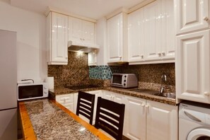 Apartament Comfort, balcó, vistes a la ciutat | Cuina privada