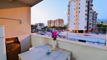 Apartamento Confort, balcón, vistas a la ciudad | Restaurante al aire libre