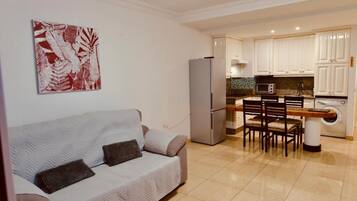 Apartamento Confort, balcón, vistas a la ciudad | Zona de estar