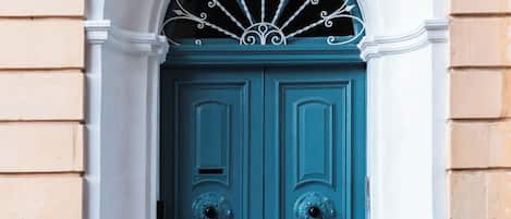 المنشأة من الخارج