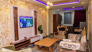 Suite, 2 Bedrooms | Living area