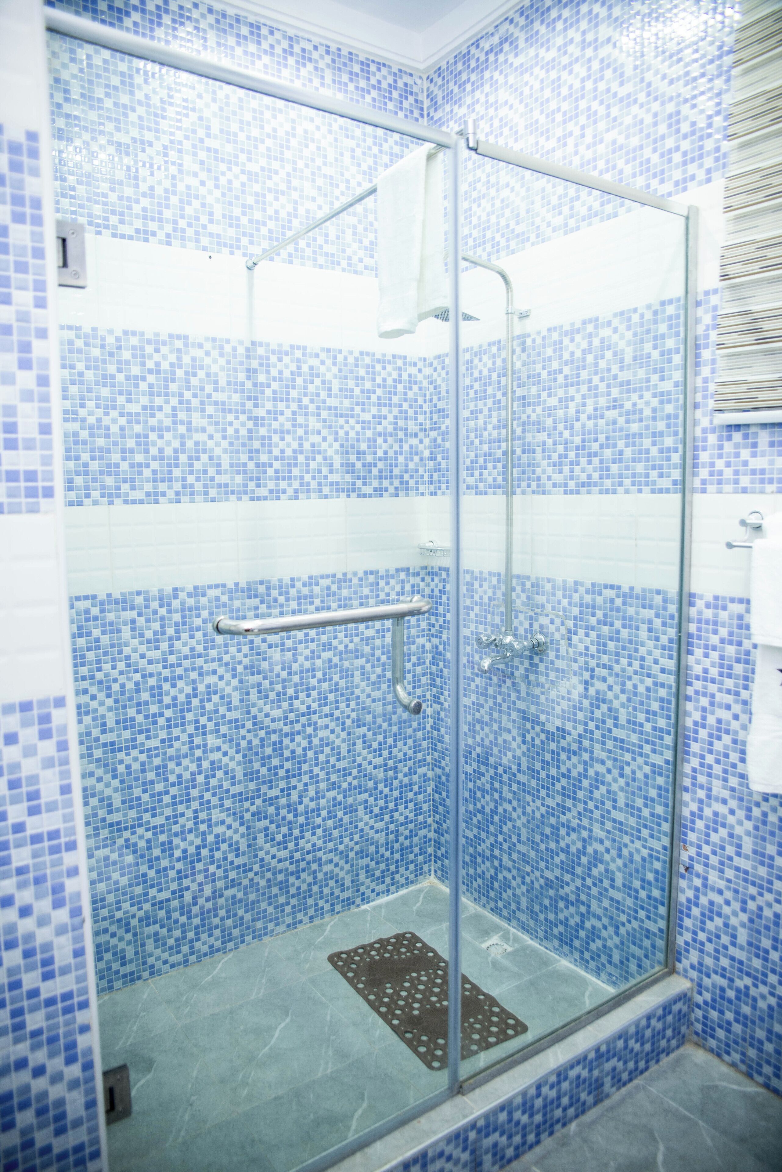 Chuveiro, toalhas de banho, sabonete, shampoo