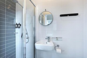 Hair dryer, towels, soap, shampoo - Terrace Room Flat on Brick Lane, Shoreditch, Near Tower Bridge, London (London)