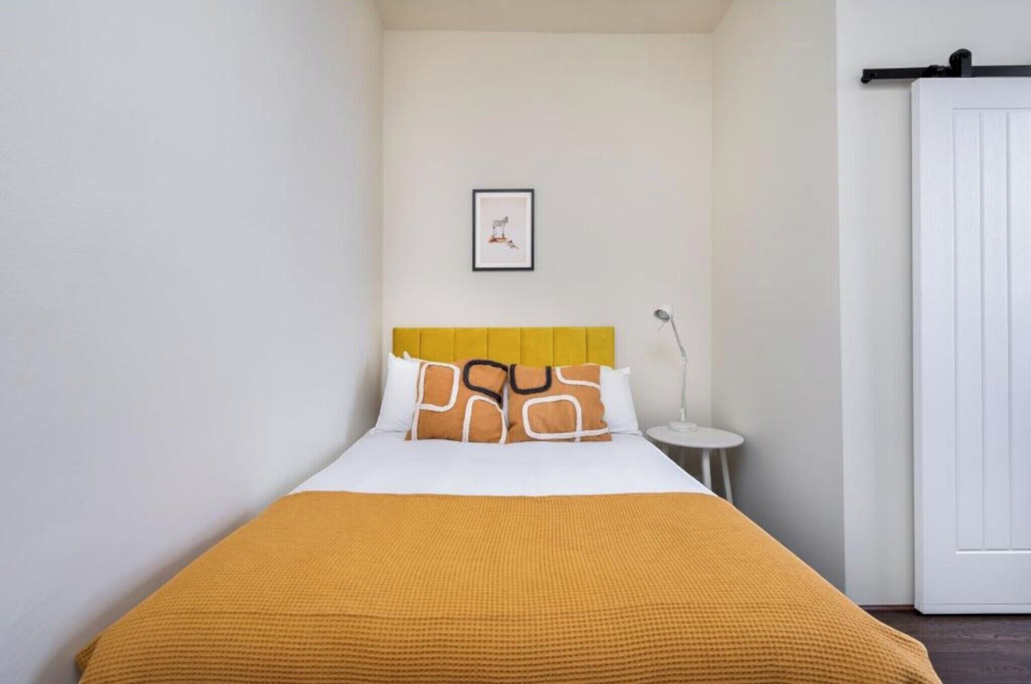1 habitación, caja de seguridad en la habitación y escritorio 