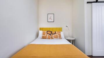 1 habitación, caja de seguridad en la habitación y escritorio