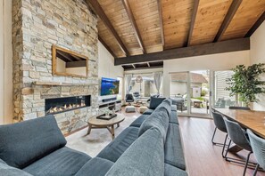 TV, fireplace, video games - Beachfront Bliss: Remodeled, Games LLV623 (South Lake Tahoe)