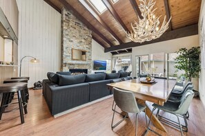 Dining - Beachfront Bliss: Remodeled, Games LLV623 (South Lake Tahoe)