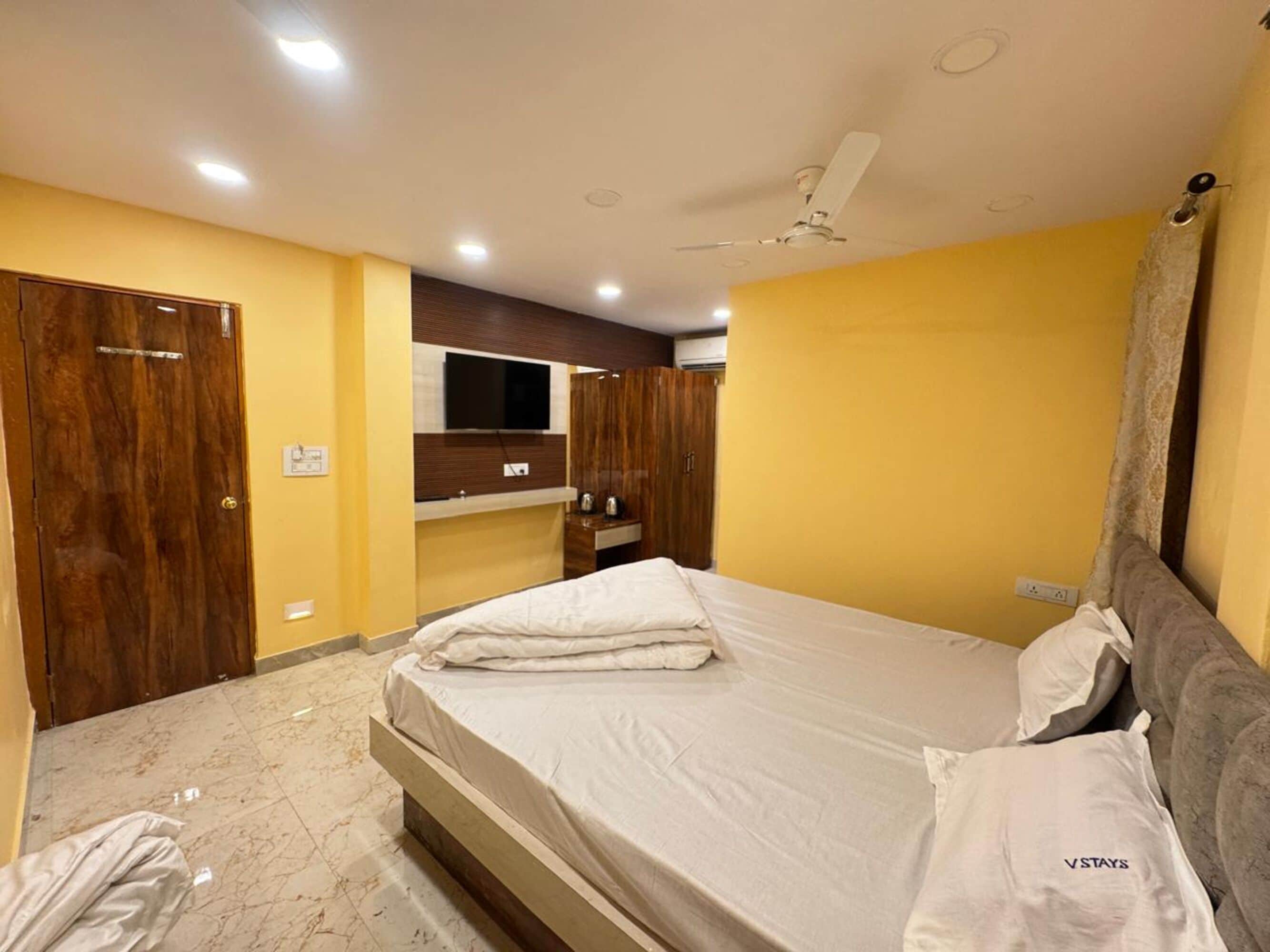Deluxe Double Room, City View | Desk, free WiFi