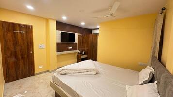 Deluxe Double Room, City View | Desk, free WiFi