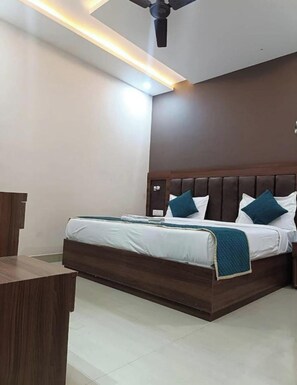 Deluxe Double Room | Free WiFi - Hotel Akshita Ayodhya (Faizabad)