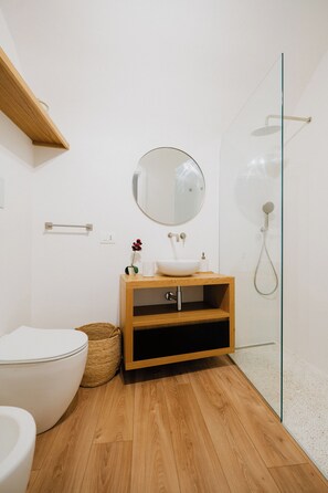 Secadora de cabello, toallas, jabón, papel de baño 