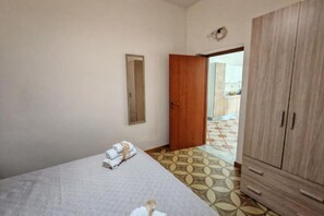 Iron/ironing board, bed sheets - Almiva accommodation between the white of the Scala dei Turchi and the history of Realmonte (Realmonte)