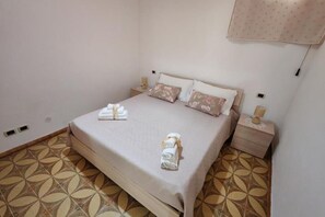 Iron/ironing board, bed sheets - Almiva accommodation between the white of the Scala dei Turchi and the history of Realmonte (Realmonte)