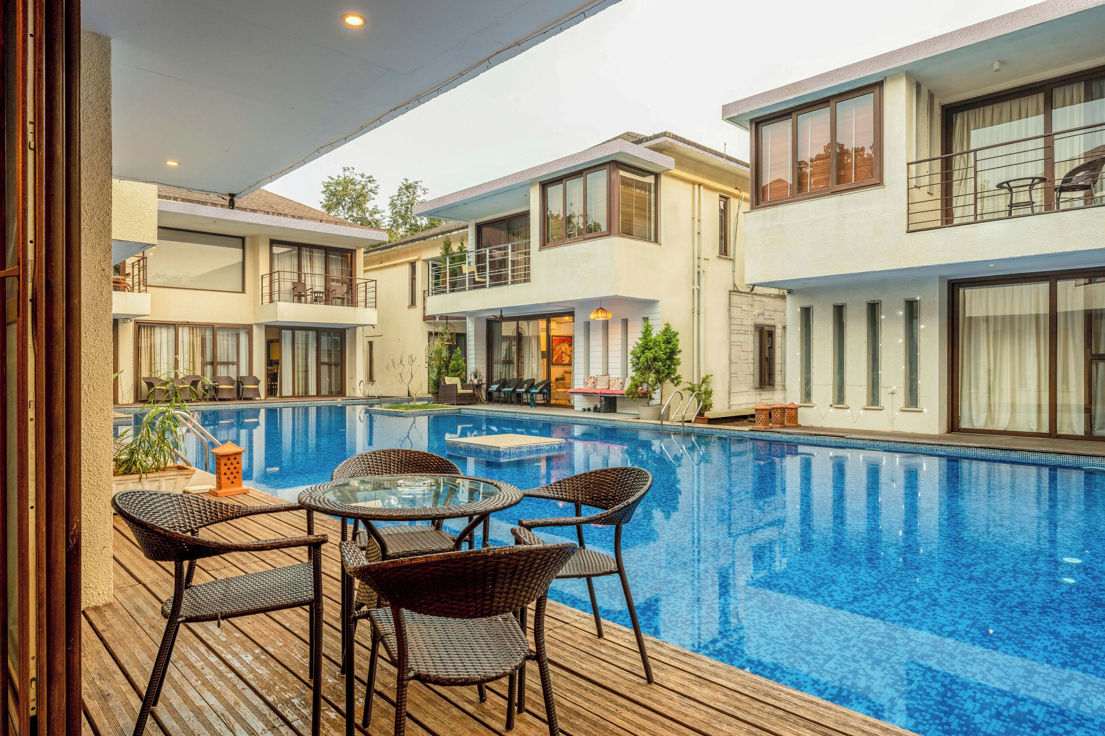 Huvila, 3 makuuhuonetta, näköala uima-altaalle, rannalla | Uima-allas