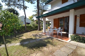 อพาร์ทเมนท์, 3 ห้องนอน, ระเบียง, วิวสวน | ลานระเบียง/นอกชาน