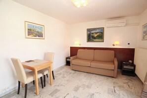 Living area - A 5 minutes des plages et restaurants appartement vue colline. (Vallauris)