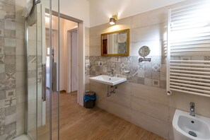 Shower, towels - Le Vigne - Appartamento La Maremma (Bolsena)