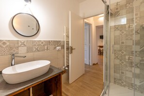 Shower, towels - Le Vigne - Appartamento La Rocca (Bolsena)