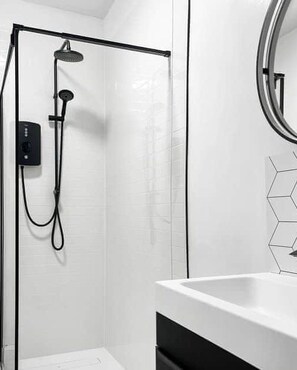Shower, hair dryer, towels, toilet paper - Luxury pet friendly apartment in the heart of Buxton, in the Peak District (Buxton)