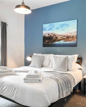 A hotel room with a bed, a painting, and a lamp. - Luxury pet friendly apartment in the heart of Buxton, in the Peak District (Buxton)