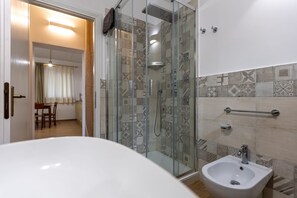 Shower, towels - Le Vigne - Appartamento Palazzo Chiavoni (Bolsena)