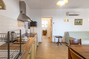 Fridge, microwave, dishwasher, coffee/tea maker - Le Vigne - Appartamento Palazzo Chiavoni (Bolsena)