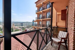 Standard-dobbeltværelse - balkon - byudsigt | Overnatningsstedets område