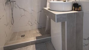 A modern bathroom with a shower, a sink, and a mirror. - Central Cozy Home by Rentals Pro - Nea Moudania Halkidiki (Nea Moudania)