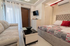 Tabla de planchar con plancha, wifi y ropa de cama 