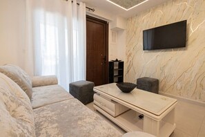 TV - Orestis Suite No 3 by RentalsPro - Nea Moudania (Nea Moudania)